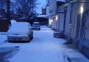 Жители Новочеркасске бьют тревогу: двор на Московской не чистят от снега  уже несколько лет