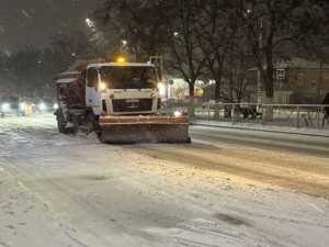 В Новочеркасске всю ночь ликвидировали последствия большого снегопада