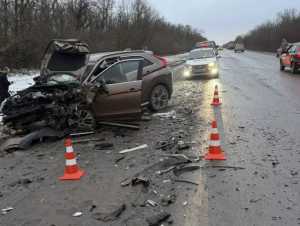 Иномарки - всмятку: в жестком ДТП под Новочеркасском один человек погиб и один пострадал
