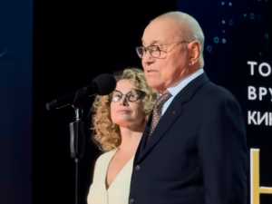 Актриса Юлия Высоцкая вышла в свет вместе со своим мужем 88-летним Андреем Кончаловским