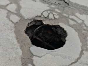 В Новочеркасске на Маяковского посреди дороги провалился асфальт