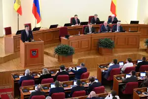 Юрий Слюсарь выступил с отчетом перед донскими депутатами